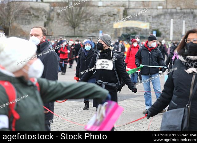 08 January 2022, Thuringia, Erfurt: Participants of a human chain of the ""Omas gegen Rechts"" for democracy and consideration in the pandemic stand on the...
