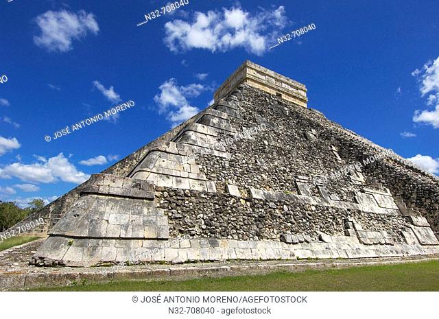 Pyramid of Kukulkan ( The Castle). Mayan ruins of Chichen Itza. Mayan Riviera. Yucatan Peninsula. Mexico
