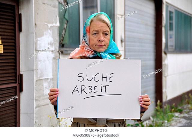 aeltere Frau mit Schild Suche ArbeitModel-Released - 16/06/2009