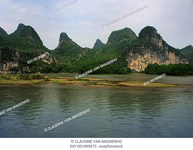 Guilin Li River: scenery along the water
