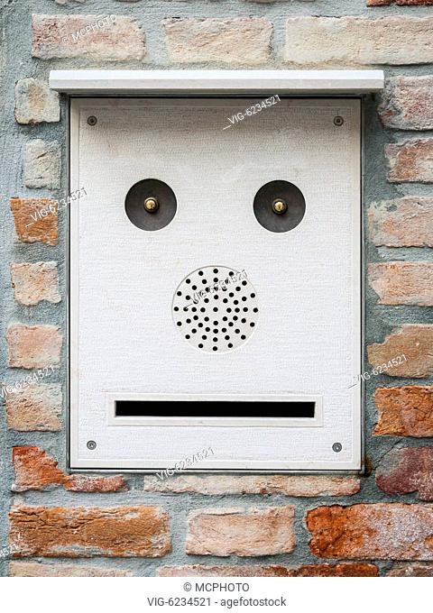 An image of a mailbox like a face - 01/07/2012