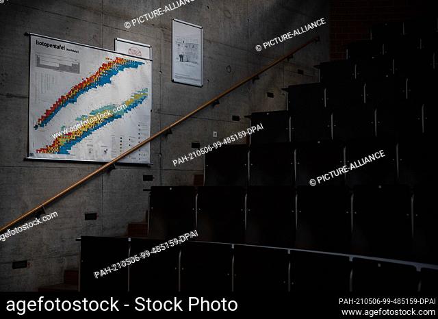 PRODUCTION - 28 April 2021, Hessen, Fulda: Light falls on an isotope panel in a lecture hall at Fulda University of Applied Sciences