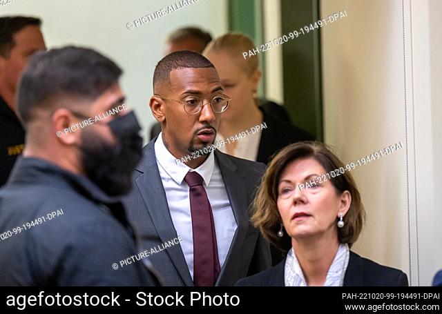20 October 2022, Bavaria, Munich: Professional soccer player and former national team player Jerome Boateng (M) enters the courtroom at Munich Regional Court I...