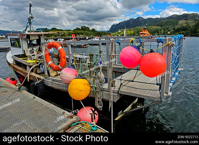 Boot mit Leuchtbojen im Fischereihafen von Plockton am Loch Carron, Ross and Cromarty, Schottisches Hochland, Schottland