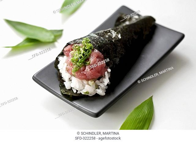 A sushi roll filled with tuna and 'negi' Japanese spring onions