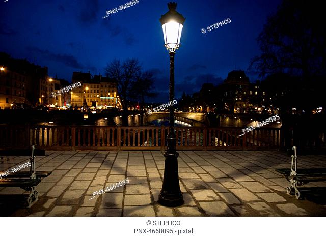 Lantern on 'pont au double' that lead to Notre Dame de Paris, 4eme arrondissement, Paris, France