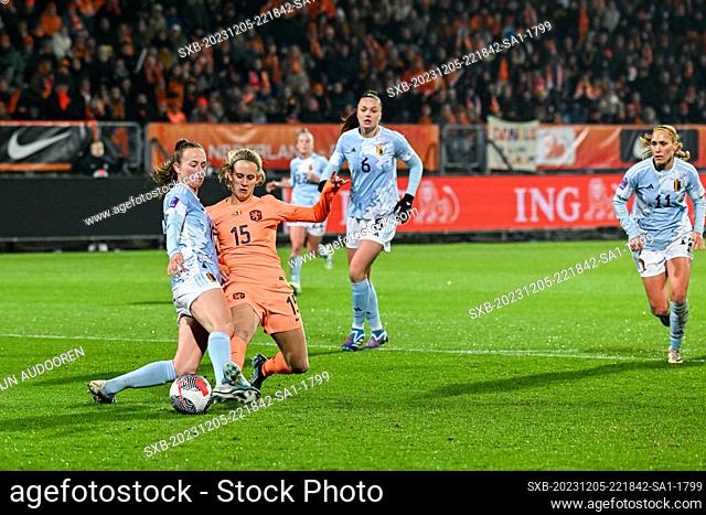 Sari Kees (19) of Belgium and Katja Snoeijs (15) of Netherlands pictured during a female soccer game between the national teams of The Netherlands