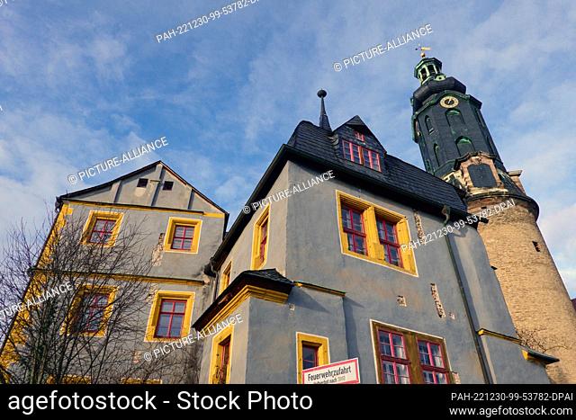 24 December 2022, Thuringia, Weimar: The city palace with gatehouse (l) in the Bastille and the palace tower. The residential palace, now used as a museum
