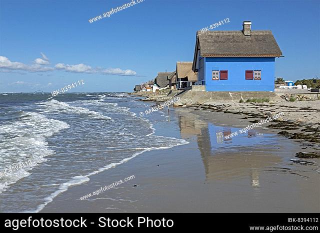 Thatched roof houses on the beach, Fehmarnsund Bridge, Graswarder Peninsula, Heiligenhafen, Schleswig-Holstein, Germany, Europe