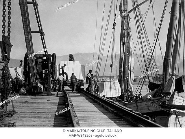 toscana, marina di carrara, operai a lavoro sul ponte caricatore, 1920-30 // tuscany, carrara marina, workers at work on the loader bridge, 1920-30