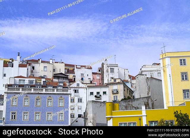 PRODUCTION - 26 October 2023, Portugal, Lissabon: Houses stand on the hillside near the Tagus River in the Alfama district. Photo: Viola Lopes/dpa