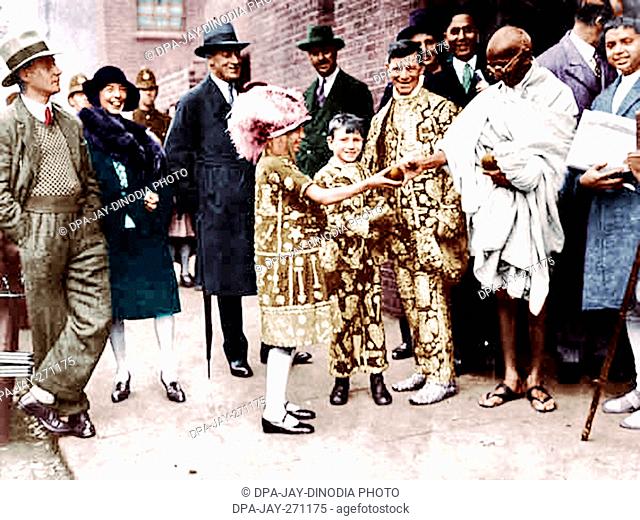 Pearly King of Houston, presenting oranges to Mahatma Gandhi, Kingsley Hall, London, September 15, 1931