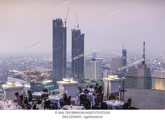 Thailand, Bangkok, Riverside Area, visitors to The Breeze Restaurant at the Lebua Hotel, dusk, NR