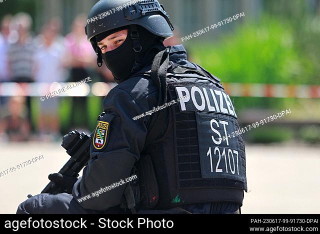 17 June 2023, Saxony-Anhalt, Aschersleben: Emergency forces of the riot police show excerpts from their work on the premises of the Police University of Applied...