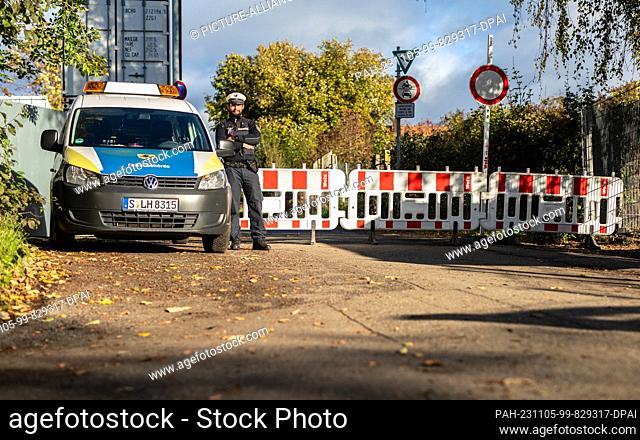 05 November 2023, Baden-Württemberg, Stuttgart: Police forces cordon off a country lane. Due to a bomb disposal operation
