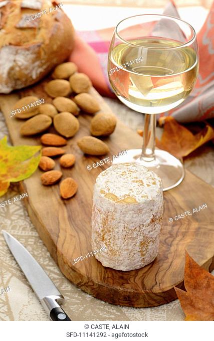 Goat's cheese with almonds, white wine and bread
