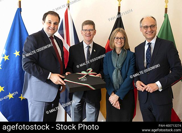 left to right Nathanael LIMINSKI, Head of the State Chancellery NRW, says goodbye to Rafe COURAGE, British Consul General, with a gift, Jill GALLARD, GBR
