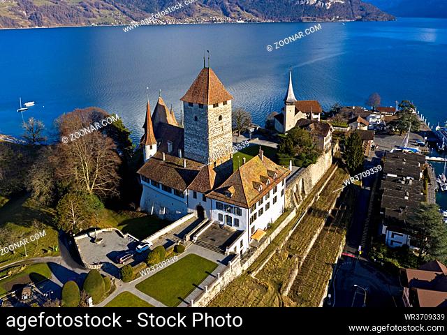 Schloss Spiez auf einer Halbinsel am Thunersee, Spiez, Kanton Bern, Schweiz / Spiez Castle located on a peninsula at Lake Thun, Thunersee, Spiez, canton of Bern