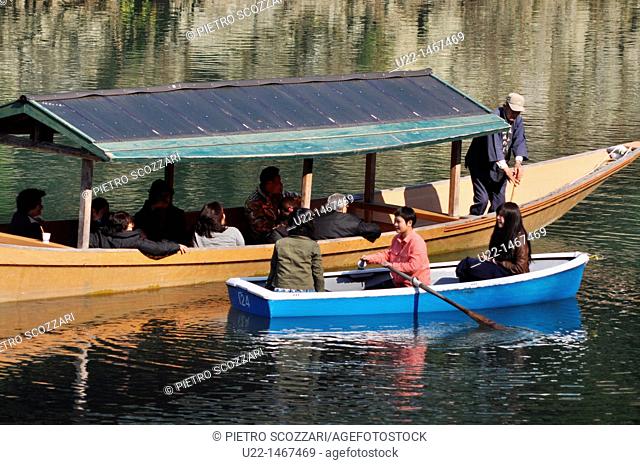 Kyoto (Japan): friends hanging out on small boats in Arashiyama