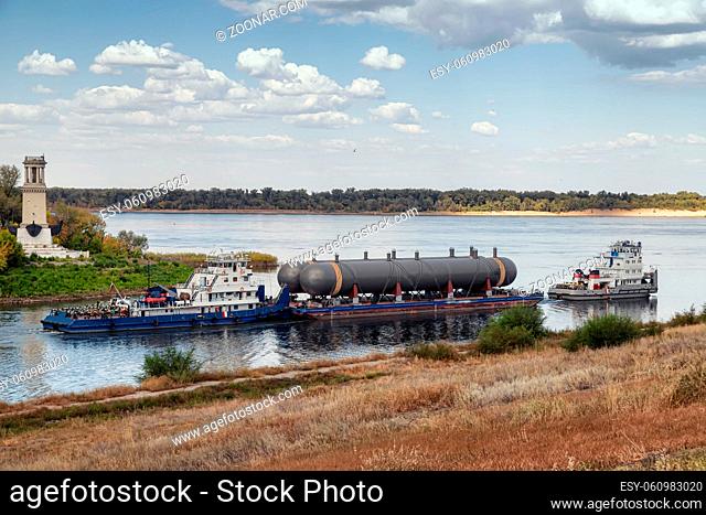 Transportation of large tanks for petrochemical enterprises by river on a special platform with help of two tugs