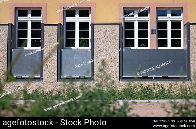09 August 2022, Saxony, Grimma: A flood wall with flaps protects a private house on the Mulde River in Grimma. A wall more than two kilometers long was built to...
