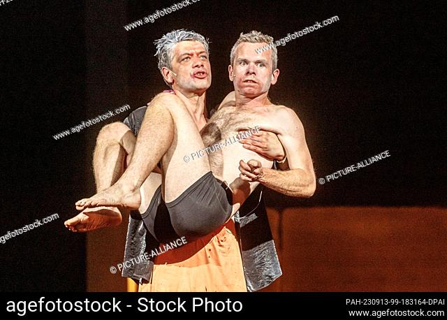 11 September 2023, Hamburg: Actors Carlo Ljubek (l-r) as Dionysios and Christof Van Boven as Pentheus perform at the photo rehearsal of ""Anthropolis I