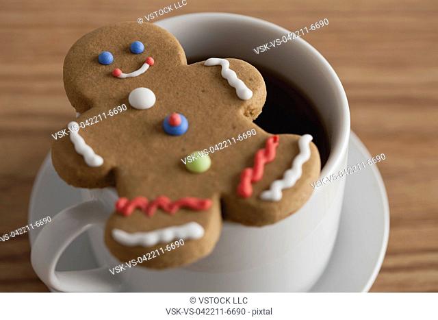 USA, Illinois, Metamora, Close up of coffee cup and gingerbread man