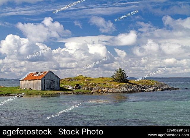 Idyllisch liegt die Holzhütte auf einer Halbinsel im Trondheimfjorden