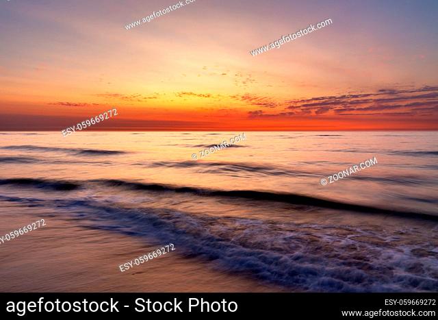 Leuchtender Himmel über der Nordsee nach dem Sonnenuntergang auf Juist, Ostfriesische Inseln, Deutschland. Colourful sky over the north sea after sunset at the...