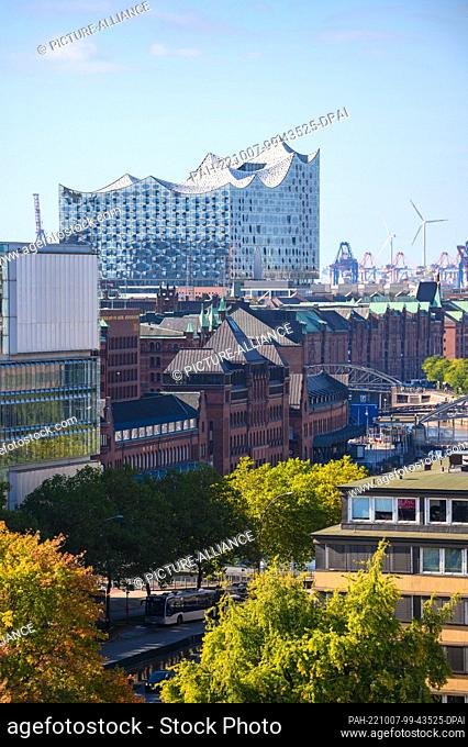 07 October 2022, Hamburg: Blue skies above the Elbe Philharmonic Hall and the brick buildings of Speicherstadt in Hafencity. Photo: Jonas Walzberg/dpa