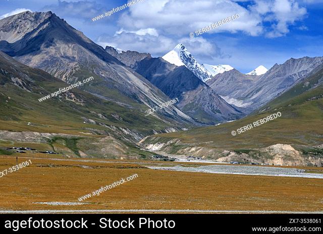 Travel landscape attractions in train Lhasa-Shanghai. Yuzhu Peak: at 6, 178 meters, it is the highest point of the Kunlun Mountains. Tibet