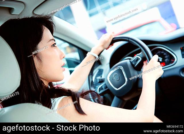 The angry young woman driving a car