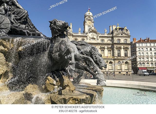Bartholdi-Brunnen vor dem Rathaus auf dem Platz Place des Terreaux, Lyon, Auvergne-Rhone-Alpes, Frankreich | The Fontaine Bartholdi and Lyon City Hall on Place...
