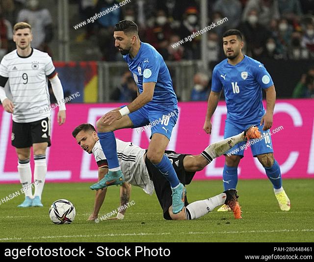 March 26, 2022, PreZero Arena, Sinsheim, friendly match Germany vs. Israel, in the picture Julian Weigl (Germany), Munas Dabbur (Israel)