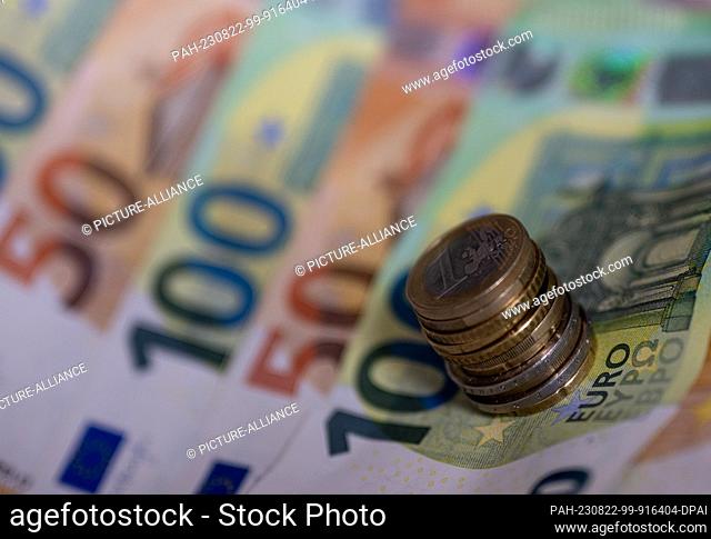 ILLUSTRATION - 21 August 2023, Berlin: Banknotes with the value of 100 and 50 euros and coins are lying on a table. Photo: Monika Skolimowska/dpa
