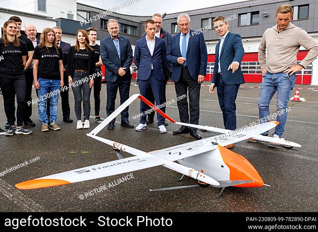 09 August 2023, Bavaria, Erlangen: Adrian Sauer (2nd from right), from the ""Evolonic"" research project, explains details of the project drone for early...