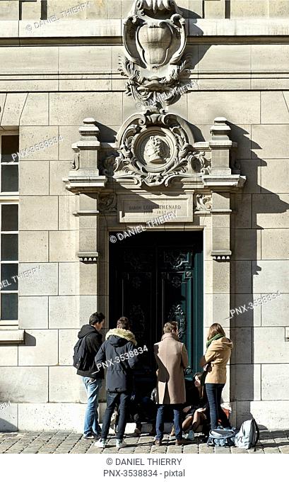 France. Paris 5th district. The Latin Quarter. The Sorbonne. Students in the main courtyard of the Sorbonne