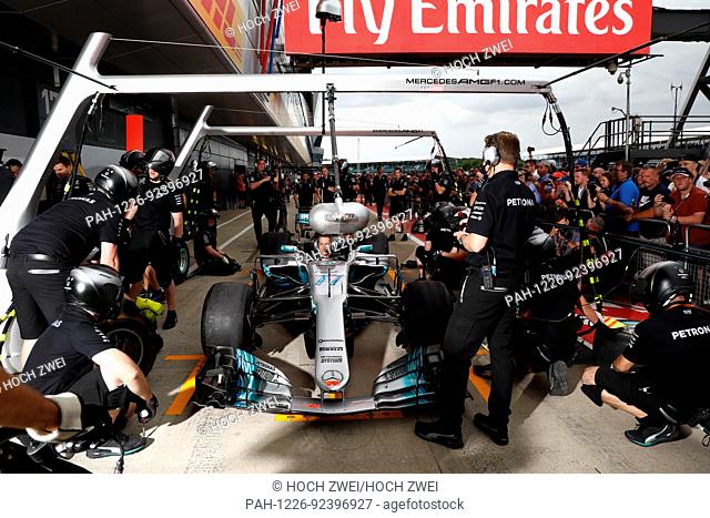Motorsports: FIA Formula One World Championship 2017, Grand Prix of Great Britain, Mechanic of Mercedes AMG Petronas F1 Team during pit stop training