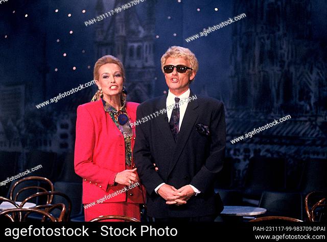 20 December 1989, North Rhine-Westphalia, Cologne: Heino and Hannelore at the TV show Willkommen bei Heino und Hannelore recorded on 20.12