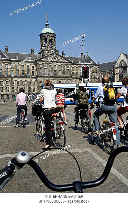 CYCLISTS IN FRONT OF THE ROYAL PALACE, KONINKLIJK PALEIS, DAM SQUARE, AMSTERDAM, NETHERLANDS, HOLLANDE