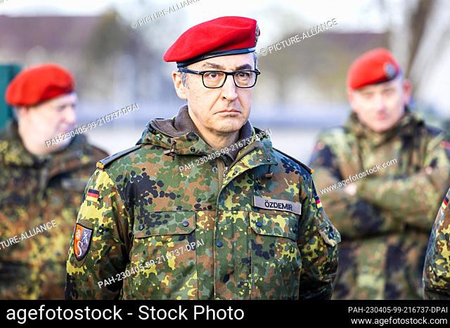 05 April 2023, Lower Saxony, Hanover: Cem Özdemir (Bündnis90/Die Grünen), Federal Minister of Food and Agriculture, takes part in a military exercise with the...