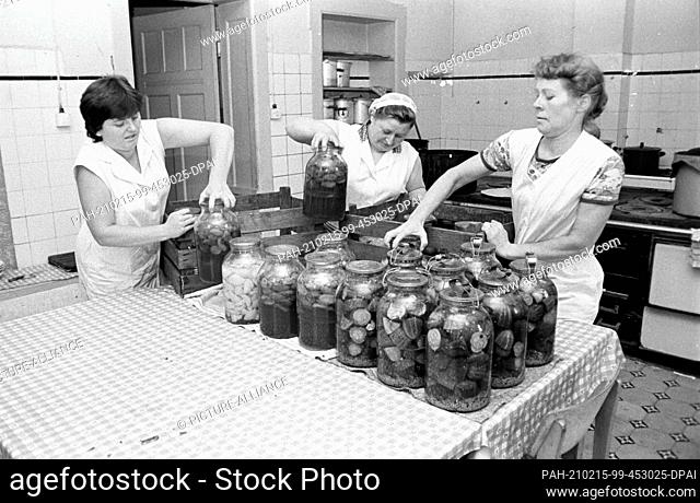 30 November 1983, Saxony, Delitzsch: Preserving jars are filled with fruit and vegetables by kitchen women in a company kitchen in Delitzsch in the mid-1980s