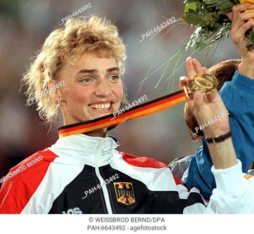 Long jumper Heike Drechsler proudly shows her gold medal at the 4th Athletics world championships on the 15th of August in 1993