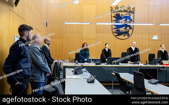 20 October 2023, Baden-Württemberg, Ulm: The jury chamber presided over by Judge Wolfgang Tresenreiter (2nd from right) opens the trial of a man (2nd from left)...