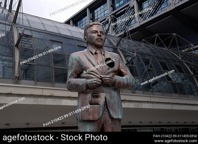 22 April 2021, Berlin: A larger-than-life statue at the main station shows entertainer Klaas Heufer-Umlauf. The approximately two-meter high monument made of...