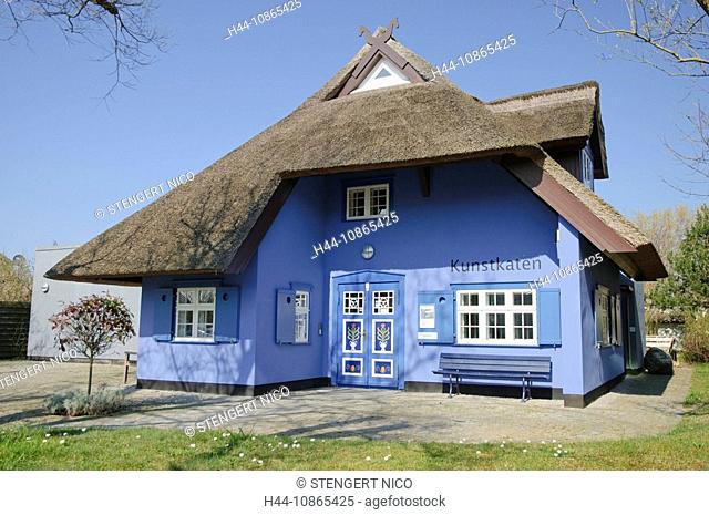 Kunstkaten Kunstgalerie mit traditionellen Reetdachhaus, Ahrenshoop, Mecklenburg-Vorpommern, Deutschland, Europa