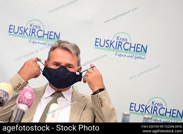 09 July 2020, North Rhine-Westphalia, Euskirchen: Günter Rosenke, District Administrator of the district of Euskirchen, removes his mouth and nose protector...