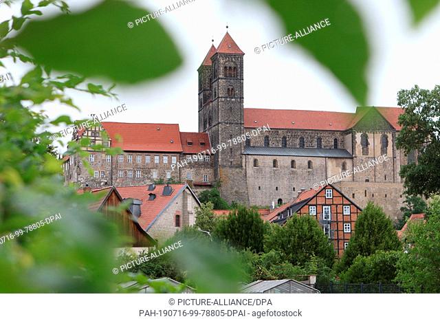 16 July 2019, Saxony-Anhalt, Quedlinburg: The castle and the collegiate church ""Sankt Servatius"" in Quedlinburg in the Harz Mountains