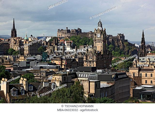 Scotland, Edinburgh, View from Calton Hill to the city center and Old Town
