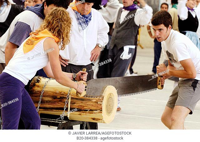 Trontzalariak, slicing a log with a Tronza saw. Rural basque sport. Tolosa. Guipúzcoa. Euskadi. Spain